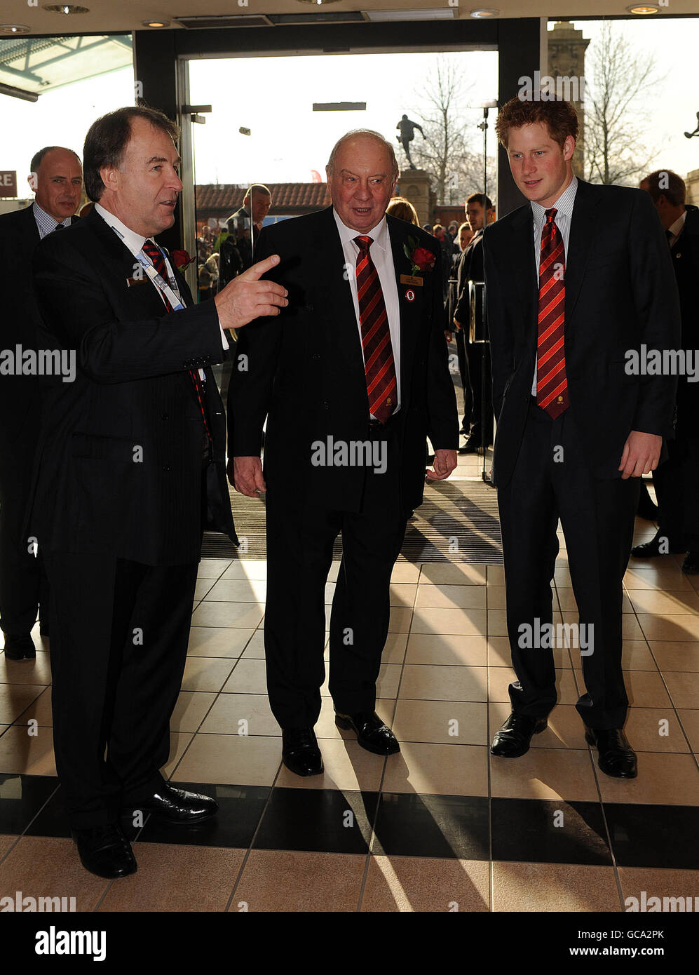 Prinz Harry (rechts), neu ernannter Vizepatron von Englands Rugby Football Union (RFU), kommt zu einem Empfang und Mittagessen im Twickenham Stadium vor dem RBS 6 Nations Match zwischen England und Wales. Stockfoto