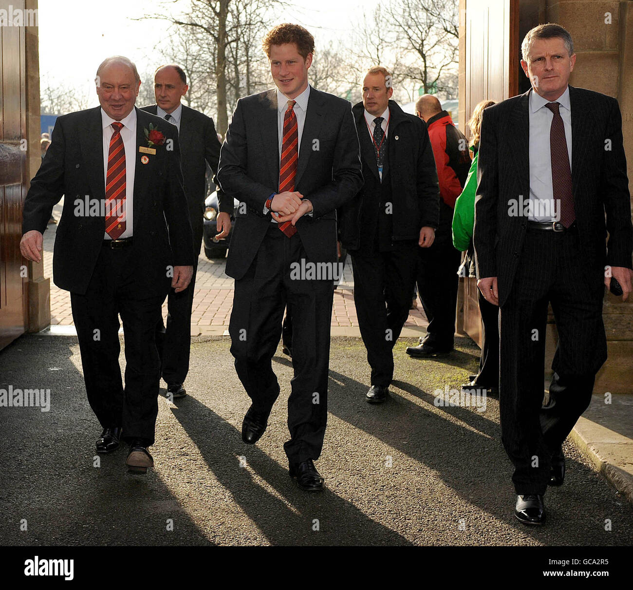 Prinz Harry (Mitte), neu ernannter Vizepatron von Englands Rugby Football Union (RFU), kommt zu einem Empfang und Mittagessen im Twickenham Stadium vor dem RBS 6 Nations Match zwischen England und Wales. Stockfoto