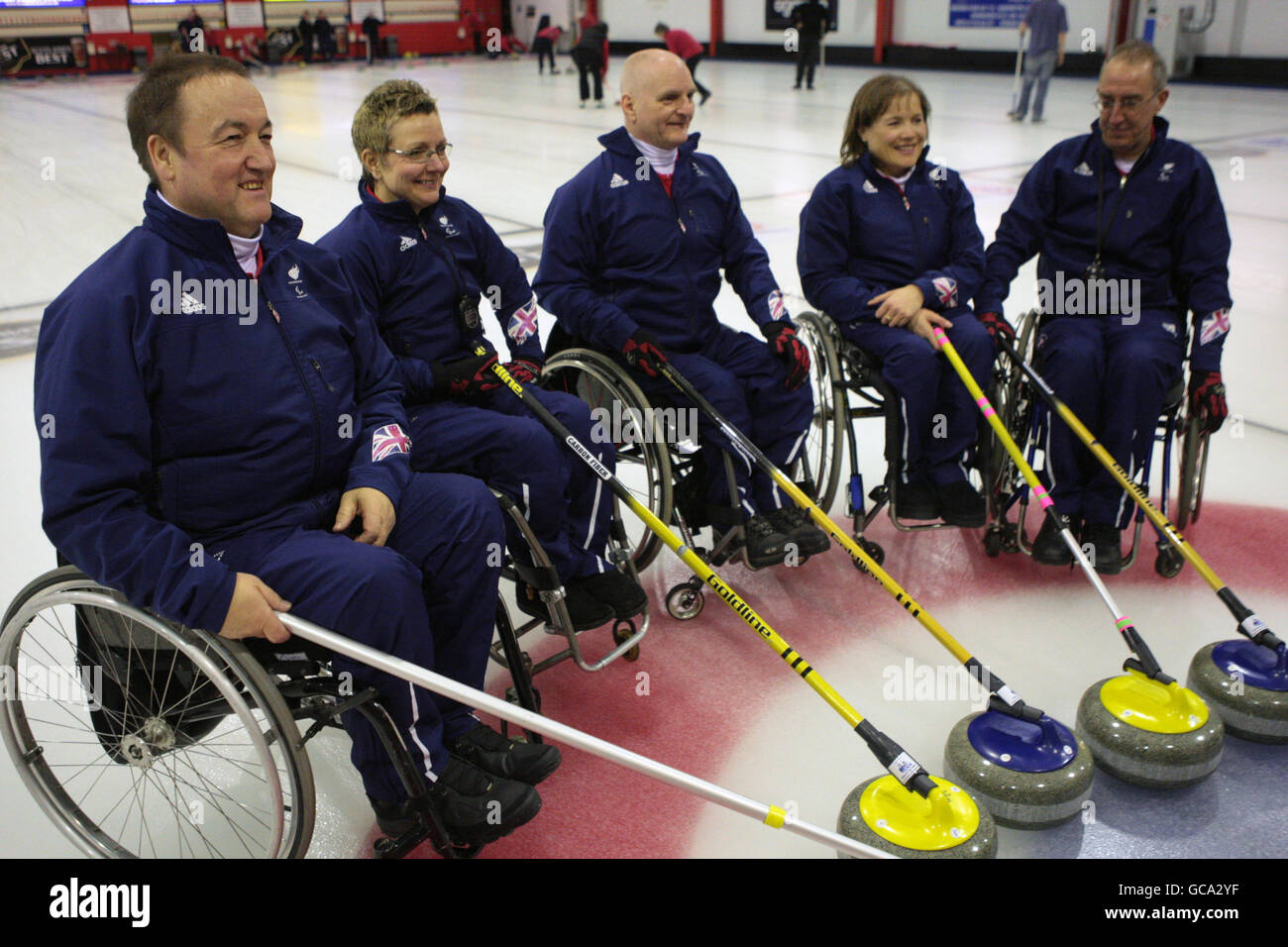 Das ParalympicsGB Curling Team (von links nach rechts) Tom Killin, Angie Malone, Michael McCreadie, Aileen Neilson und Jim Sellar auf der Murrayfield Ice Rink Edinburgh. Stockfoto