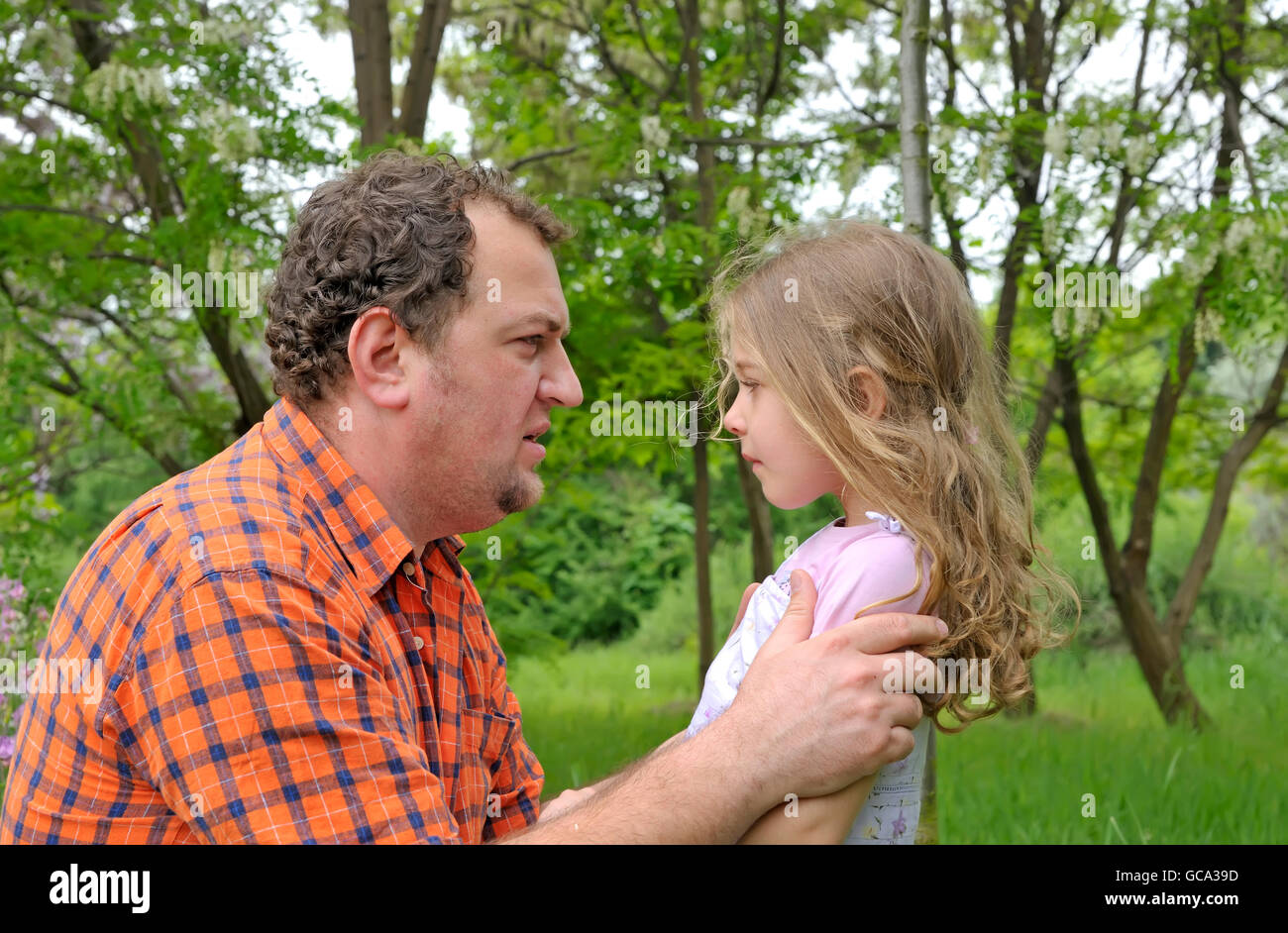 Vater versucht, seine Tochter zu disziplinieren Stockfoto