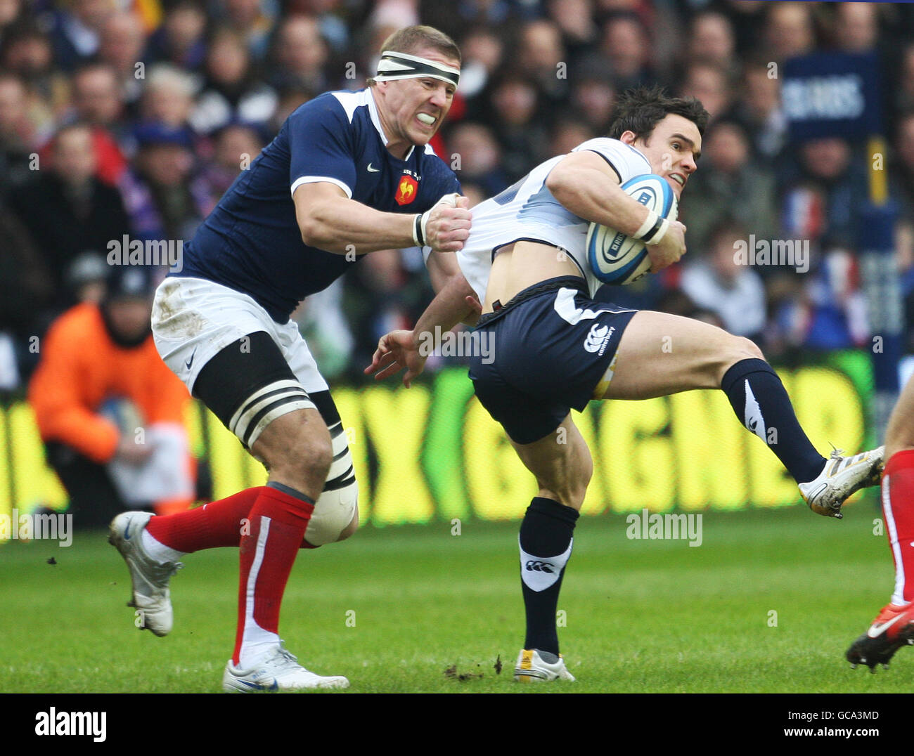 Rugby Union - RBS 6 Nations Championship 2010 - Schottland gegen Frankreich - Murrayfield. Der französische Imanol Harinordoquy (links) greift den schottischen Max Evans (rechts). Stockfoto