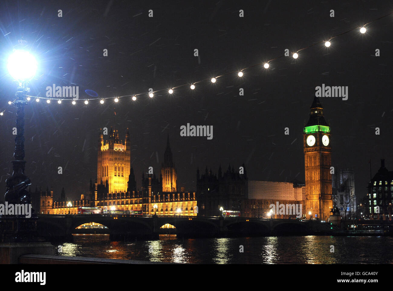 Die Houses of Parliament sind vom Albert Embankment aus zu sehen, wenn in London leichter Schnee fällt. Stockfoto