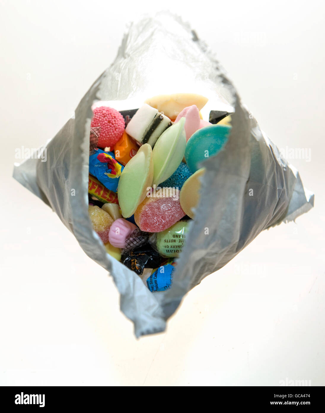 Pflücken und mischen Sie Süßigkeiten. Eine Auswahl an Süßigkeiten aus einer Auswahl Stockfoto