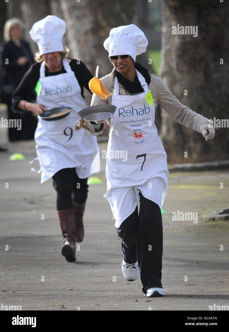 REETA Chakrabarti von der BBC (rechts) und Baroness Miller von Chilthorne Domer treten zusammen mit anderen Journalisten, Abgeordneten und Mitgliedern des Oberhauses am jährlichen Parliamentary Pancake Race in Westminster, London, Geld für die Wohltätigkeitsorganisation Rehab zu sammeln und für ihre Arbeit für Menschen mit Behinderungen zu sensibilisieren. Stockfoto