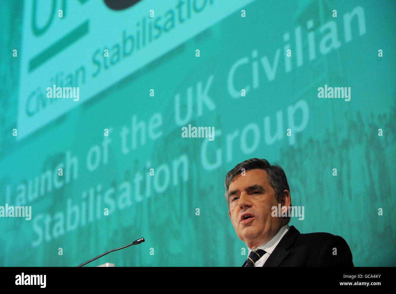 Premierminister Gordon Brown spricht bei der Gründung der britischen zivilen Stabilisierungsgruppe bei der Royal Geographical Society in London, wo er mit Regierungsangestellten und nicht-Regierungsangestellten zusammentraf, die in Afghanistan und Haiti gearbeitet haben. Stockfoto