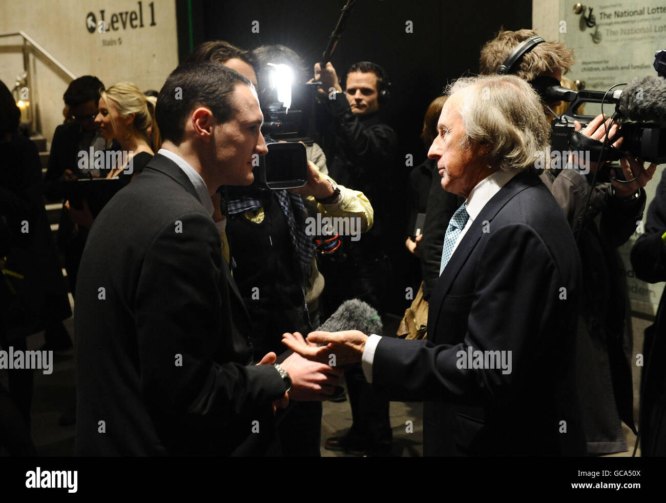 Sir Jackie Stewart wird bei der ersten Motorsport Hall of Fame im Roundhouse in Camden, London, interviewt. Stockfoto