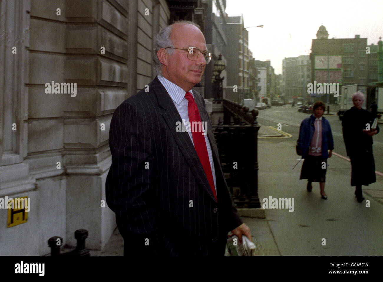 DER SCHOTTISCHE HOFTBUCHHALTER ANTHONY [TONY] WILLIAMS IN LONDON, BEVOR ER SEINEN ZWEITEN AUFTRITT VOR DEM AMTSGERICHT DER BOW STREET MACHTE, DER ANGEKLAGT WAR, 30,000 PFUND VON DER METROPOLITAN POLICE GESTOHLEN ZU HABEN. Stockfoto