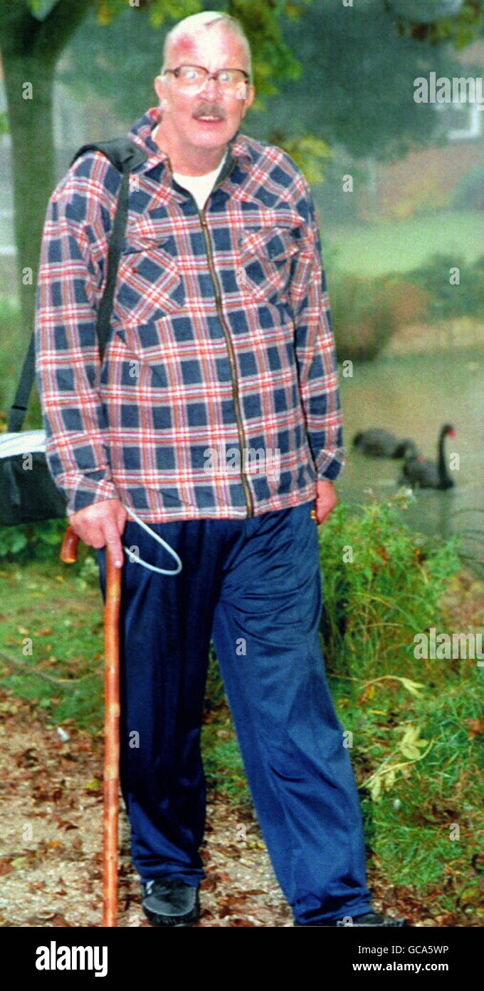 ARTHUR 'JOHN' CORNHILL, 62, DER MANN MIT DEM ERSTEN MECHANISCHEN HERZ DER WELT, BEREITET SICH DARAUF VOR, DAS KRANKENHAUS VON PAPWORTH, CAMBRIDGESHIRE, ZU VERLASSEN. Stockfoto