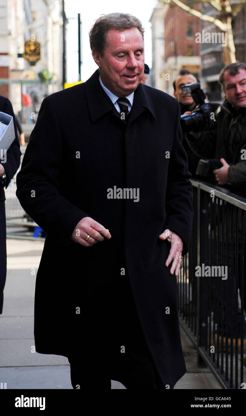 Der Manager von Tottenham Hotspur, Harry Redknapp, verlässt das City of Westminster Magistrate's Court in London, wo er wegen Steuerhinterziehung auftrat. Stockfoto