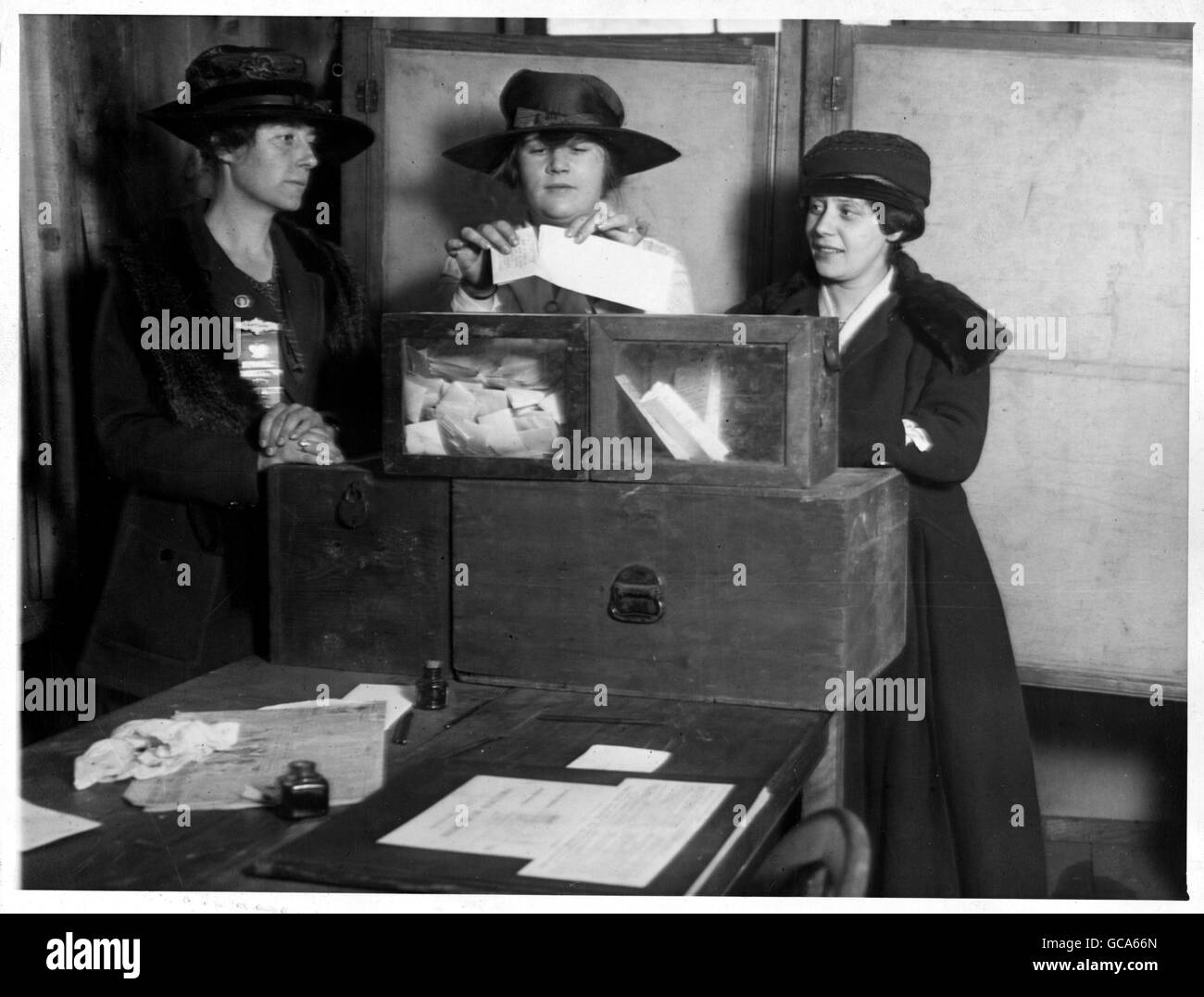 Drei Suffragetten abstimmen. Stockfoto