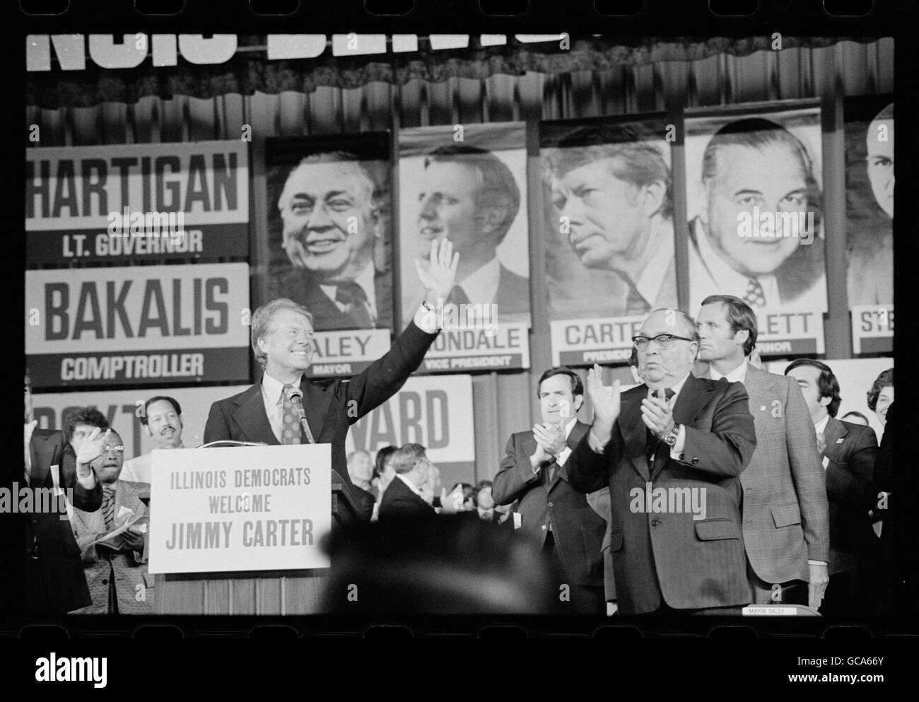 1976 Wahlkampf in Chicago mit Präsidentenanwärter Jimmy Carter winken für der Crowd als Bürgermeister Richard Daley blickt auf. Stockfoto