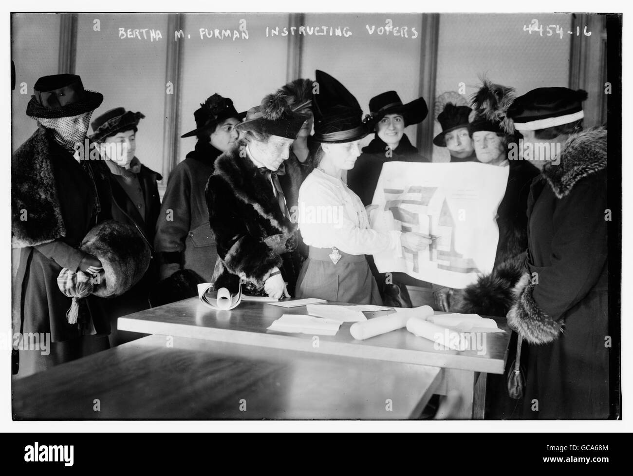 Suffragette weist Frauen wie ihre Stimmen. Stockfoto