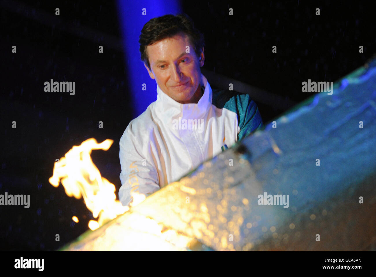 Die kanadische Hockeylegende Wayne Gretzky zündet den Olympischen Kessel von Vancouver 2010 während der Eröffnungszeremonie der Olympischen Winterspiele 2010 am BC Place, Vancouver, Kanada. Stockfoto