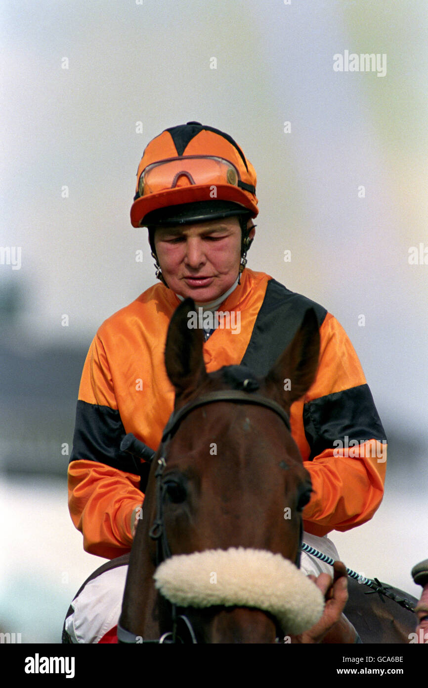 JOCKEY WILLIE CARSON NOCH IN AGONIE, NACHDEM ER AUF DAS GESICHT VON EINEM WASP GESTOCHEN WURDE. CARSONS GESICHT SCHWOLL SO STARK AN, DASS ER VON RACETOERS KAUM ERKANNT WURDE, ABER DER TAPFERE SCOTT FUHR NOCH AUF DER GEHEIMEN SERENADE IN DONCASTER. Stockfoto