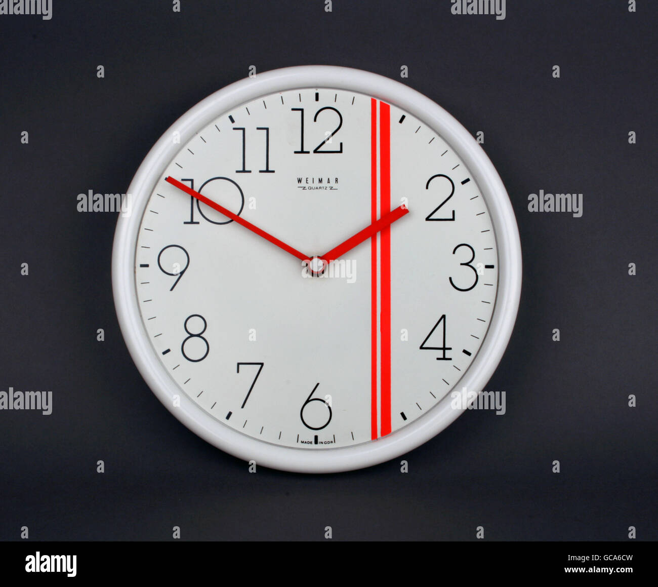 Uhren, Wanduhr mit abgerundeter Kante, Polystyrol, hergestellt vom VEB Uhrenwerk Weimar, DDR, 1984, Zusatz-Rechteklärung-nicht lieferbar Stockfoto