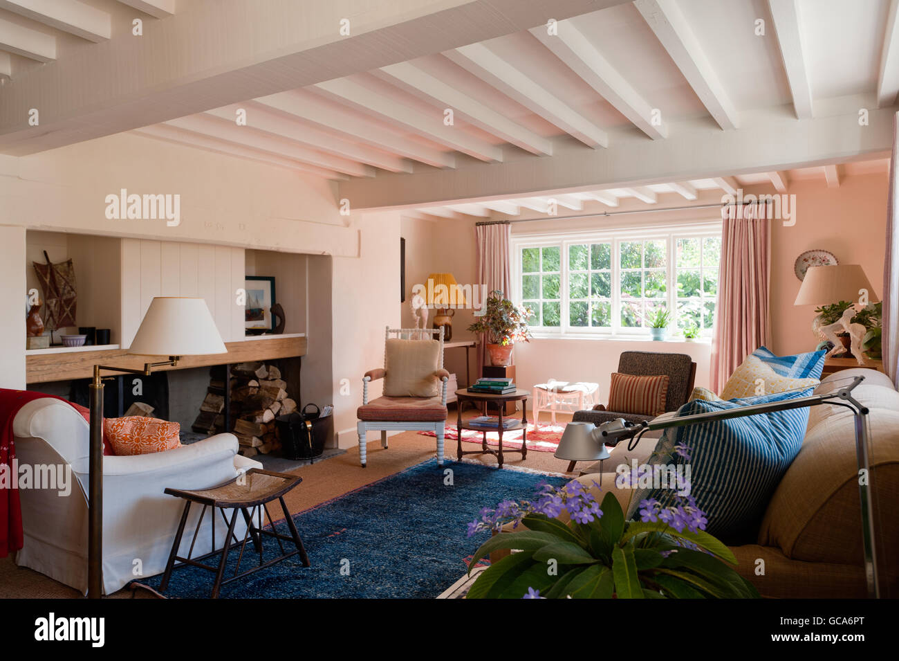 Helles Ferienhaus Wohnzimmer mit weißen strahlte Decke, Howard und viktorianischen Spule Stuhl. Stockfoto