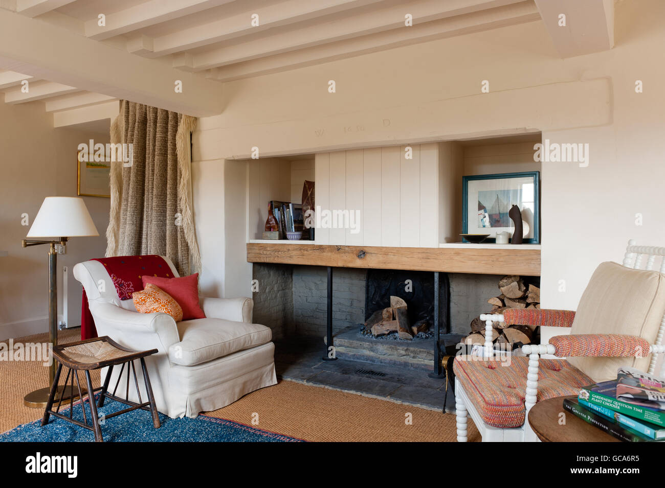 Helles Ferienhaus Wohnzimmer mit weißen strahlte Decke, Howard und viktorianischen Spule Stuhl. Stockfoto