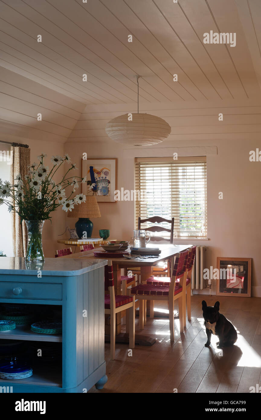 Offene Küche Esszimmer. Die Stühle sind von Alvar Aalto und der Marmor gekrönt Arbeitsplatz ist in Light Blue Estate gemalt Stockfoto