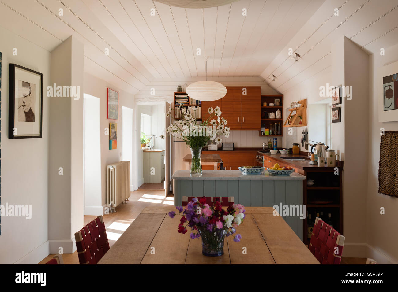Offene Küche Esszimmer. Der Esstisch & Kunsthandwerk ist Eiche und die Stühle sind von Alvar Aalto. Der Marmor gekrönt Arbeit s Stockfoto
