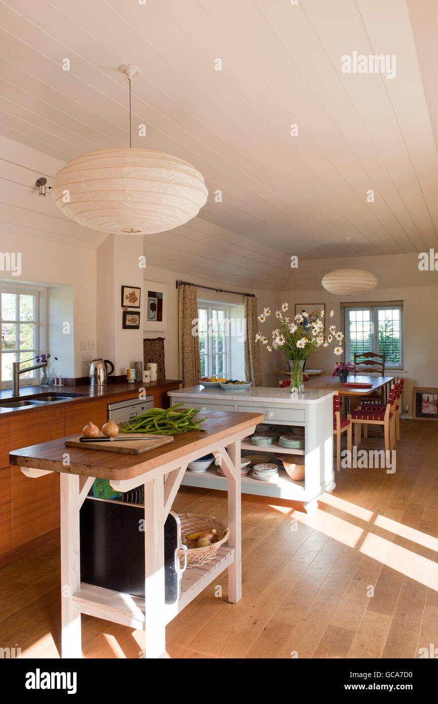 Offene Küche Esszimmer. Der Tisch gegenüber der Spüle ist Kiefer und Iroko von Hugh Leslie entworfen. Stockfoto