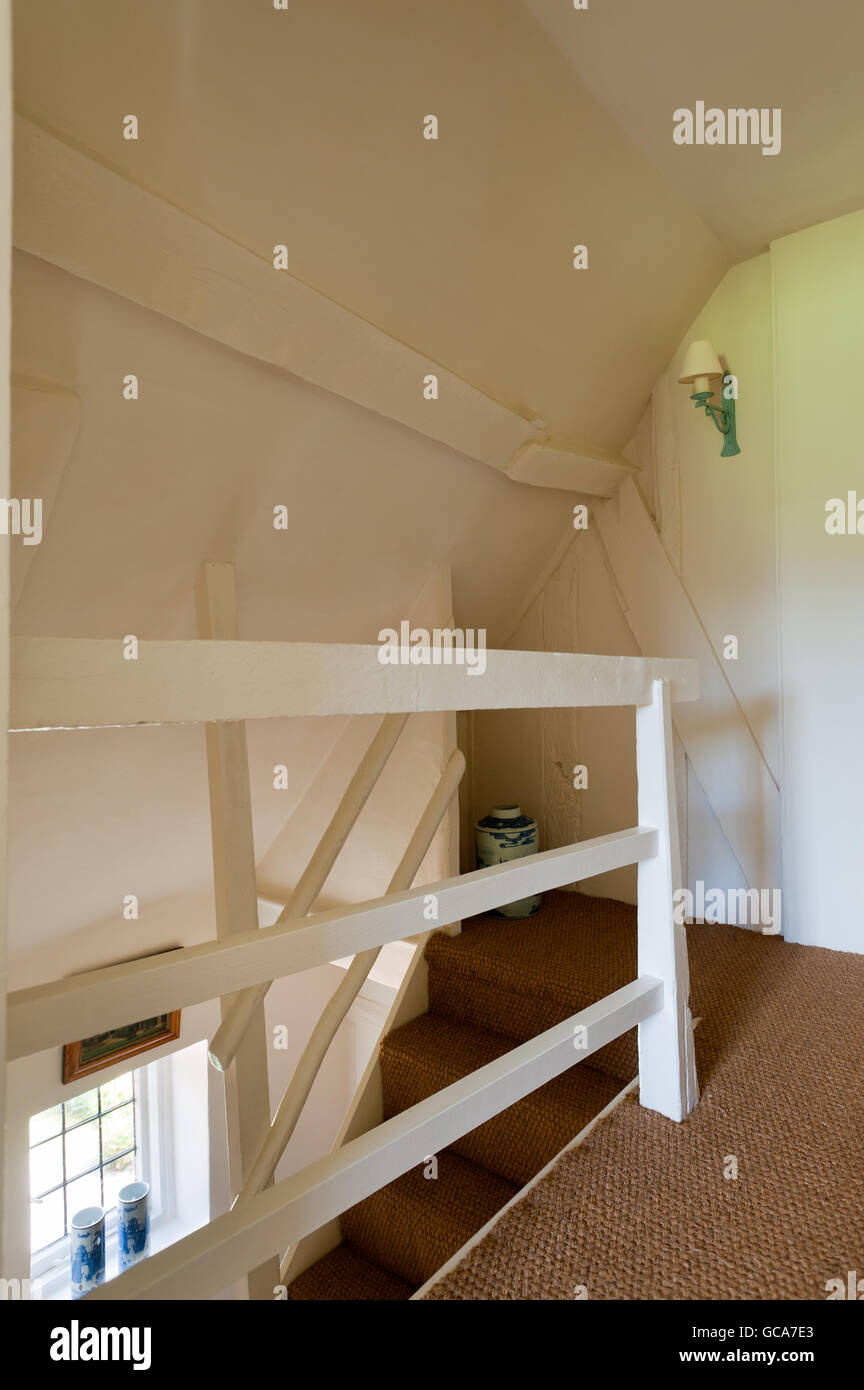 Seegras style Teppich auf Hütte Treppenhaus und Landung mit schrägen Wänden und Decke Stockfoto