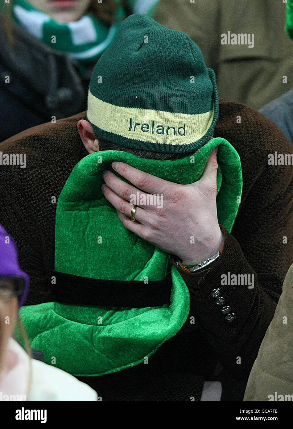 Irische Fans reagieren beim RBS 6 Nations-Spiel im Stade Francais, Paris, Frankreich. Stockfoto