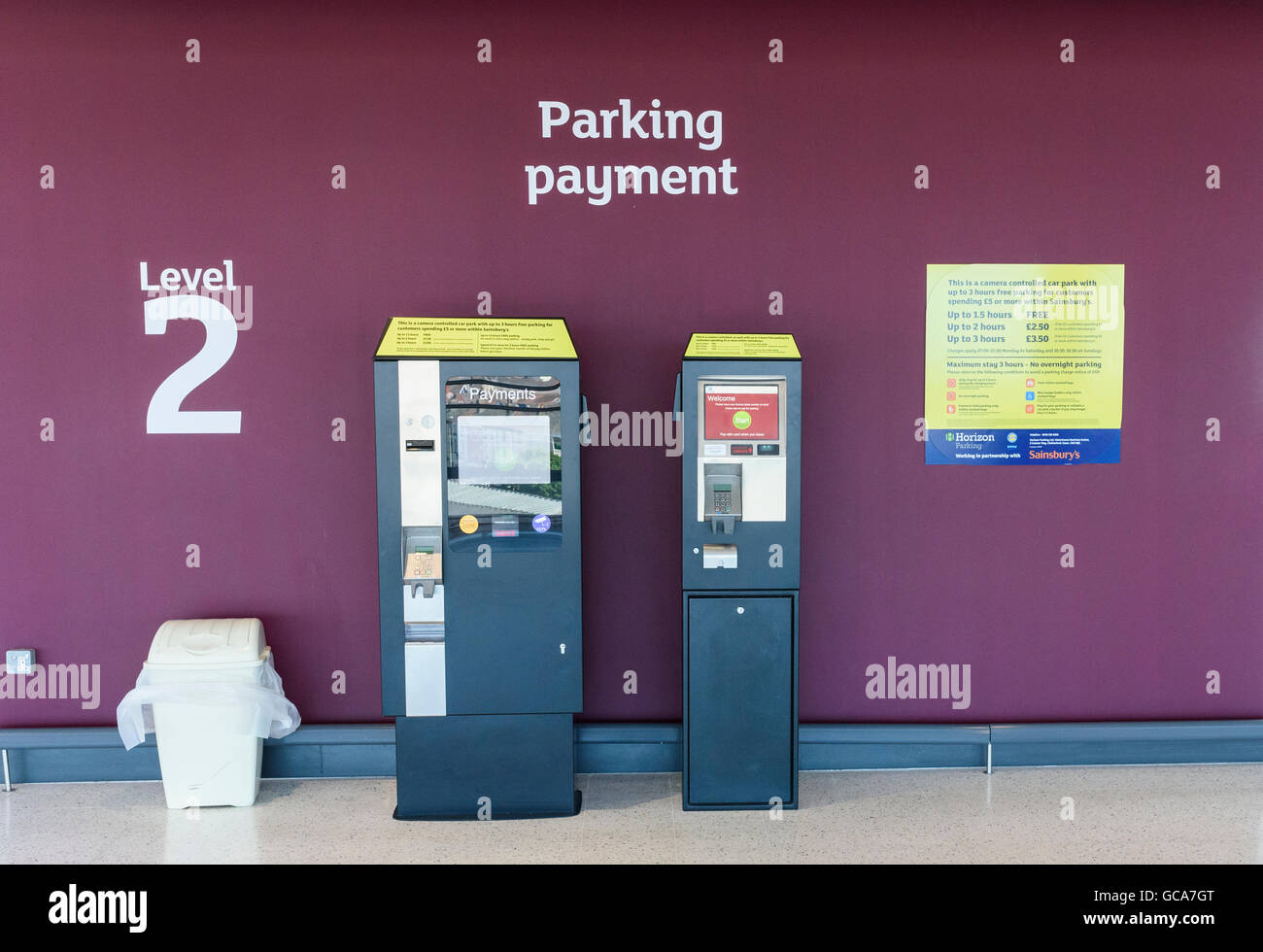 Parkplatz-Kassenautomat innerhalb einer Sainsbury Supermarkt in Blackpool, Lancashire, UK Stockfoto