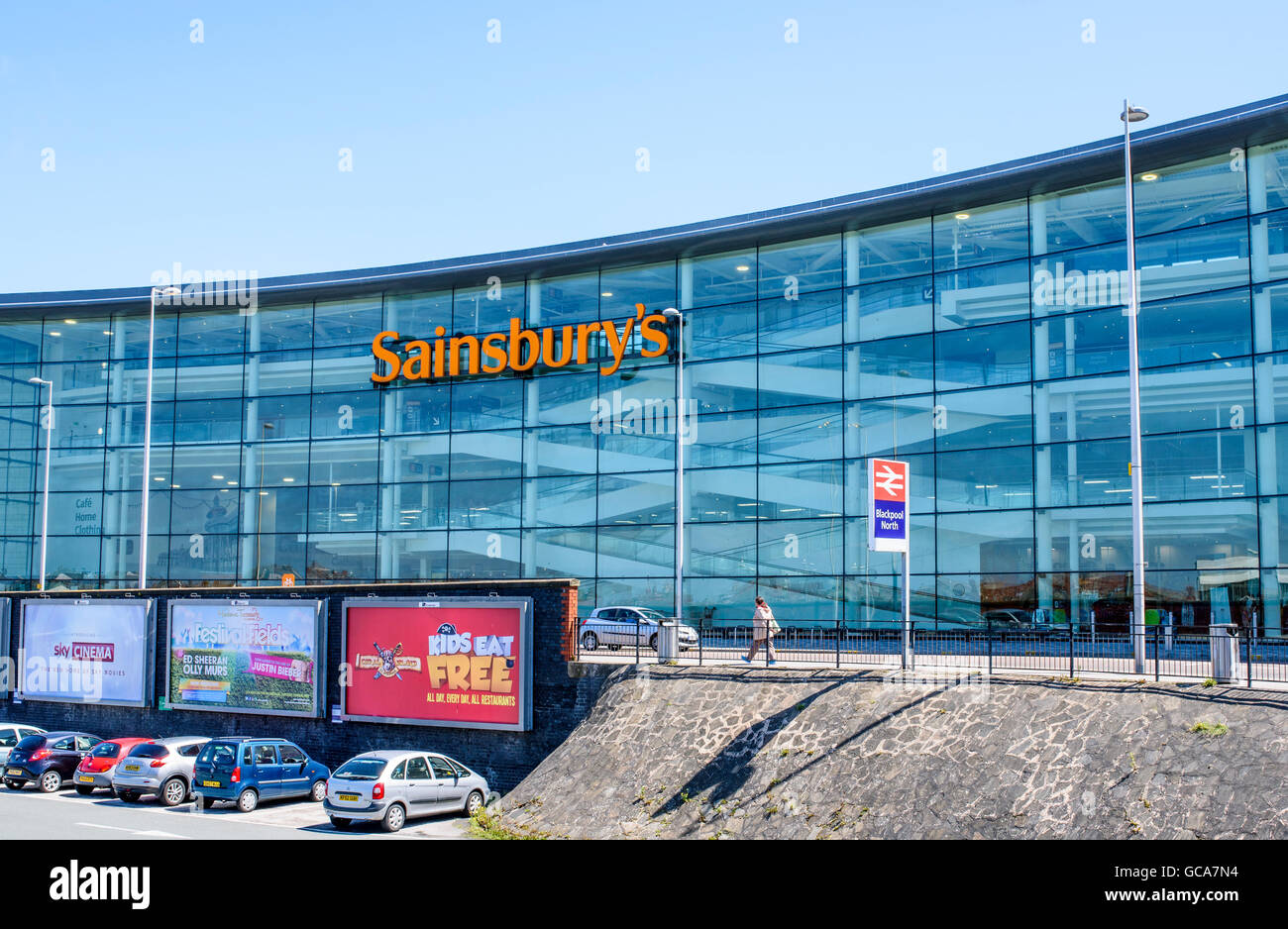 Vorne ist eine sehr große und moderne Sainsbury Supermarkt in Blackpool, Lancashire, Großbritannien Stockfoto