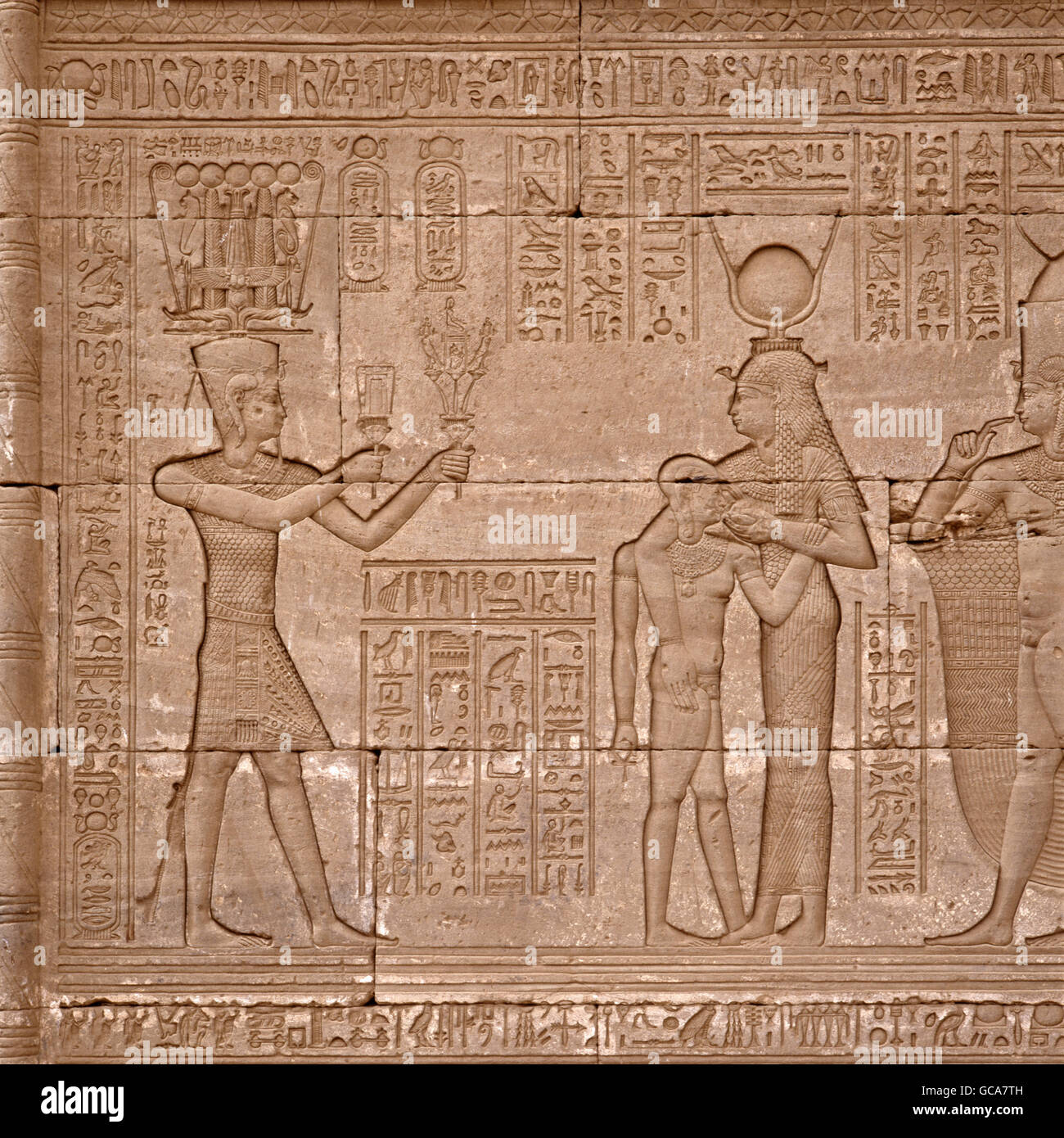 Bildende Kunst, antike Kunst, Ägypten, Relief Nr. 4, Szene mit Hathor, seinen Sohn Ihi, Dendera, Spanferkel Stockfoto