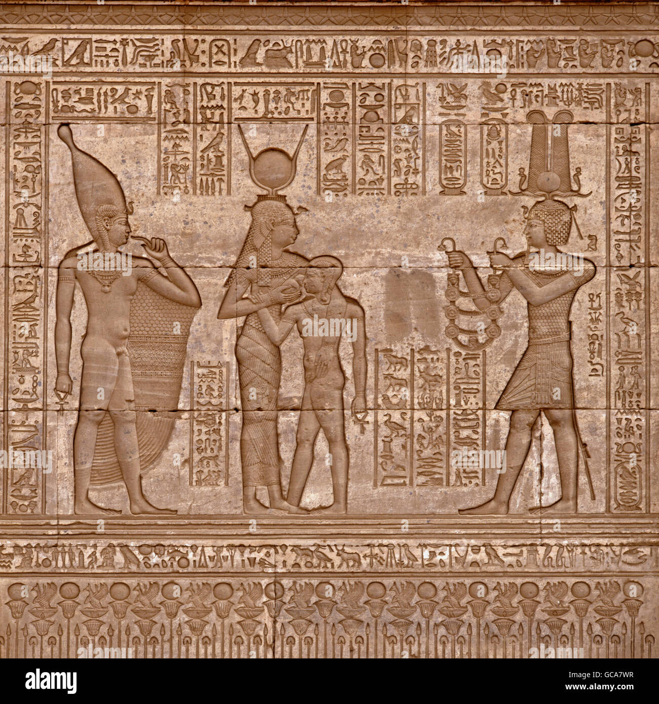 Bildende Kunst, antike, Ägypten, Relief am Geburtsort, Szene mit Hathor, sein Sohn Ihi, Dendera, Spanferkel Stockfoto