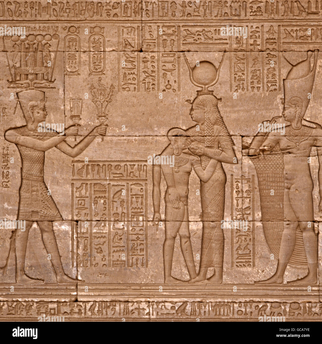 Bildende Kunst, antike, Ägypten, Relief Nr. 4 am Geburtsort, Szene mit Hathor, ihre Sonne Ihi, Dendera, Spanferkel Stockfoto