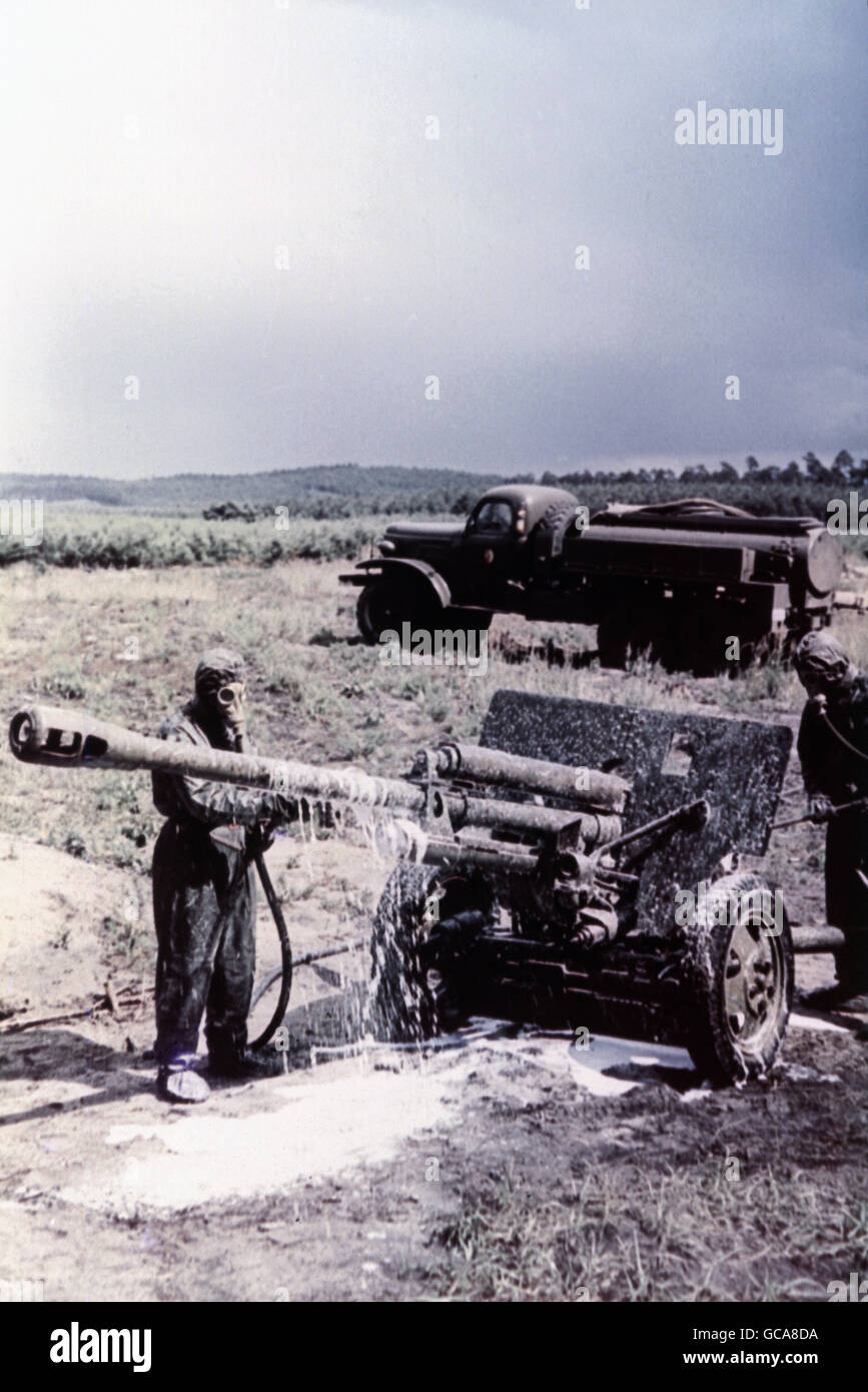 Militär, Deutsche, Nationale Volksarmee, chemische Verteidigung, Dekonterminierung eines Feldgewehrs, 1960er, , Zusatzrechte-Clearences-nicht verfügbar Stockfoto
