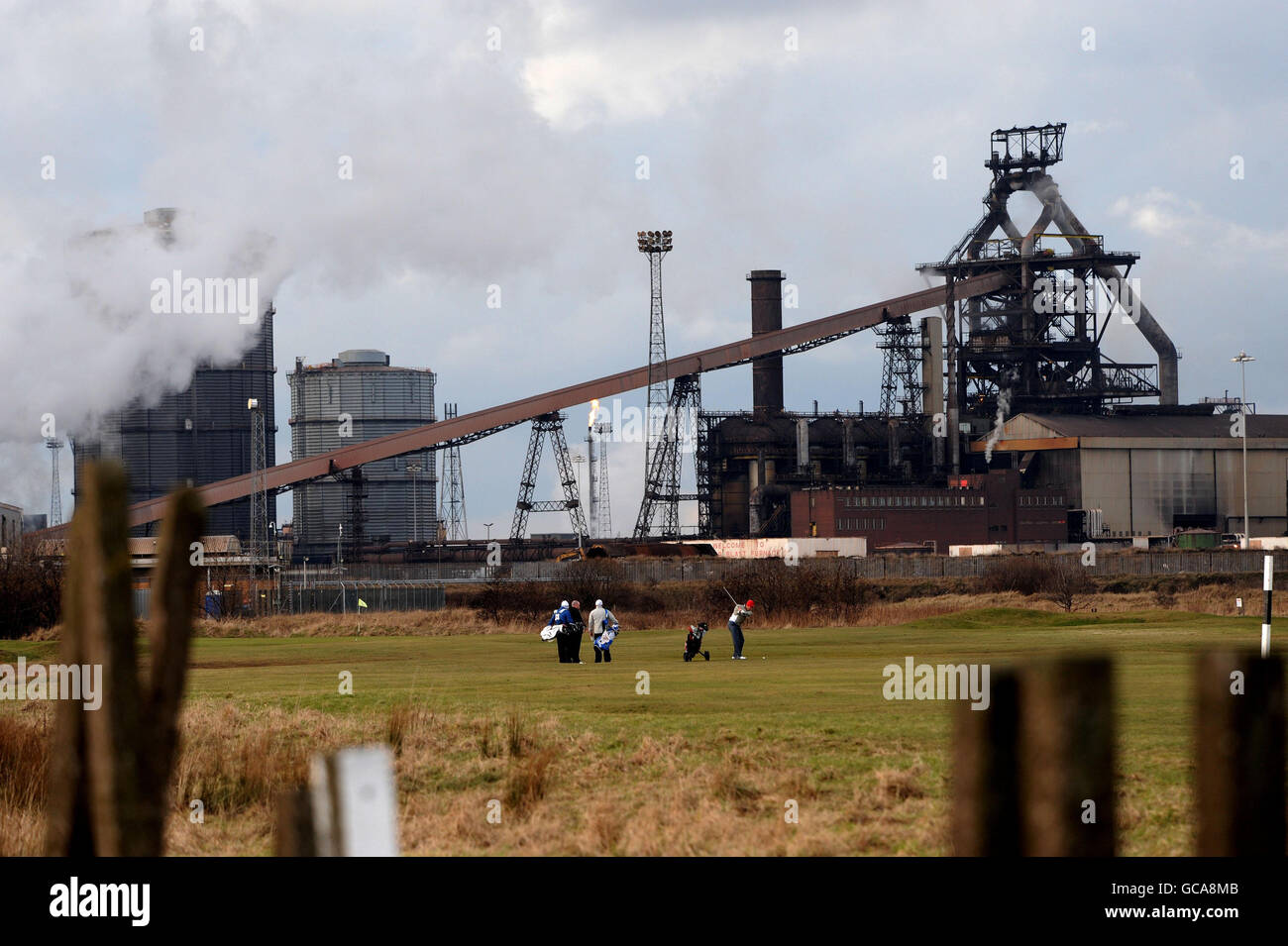 Golfer vor der Teesside Cast Products Plant (TCP) in Redcar, die von Corus betrieben wird, die nun Ende der Woche mit dem Verlust von 1,600 Arbeitsplätzen schließen wird. Stockfoto