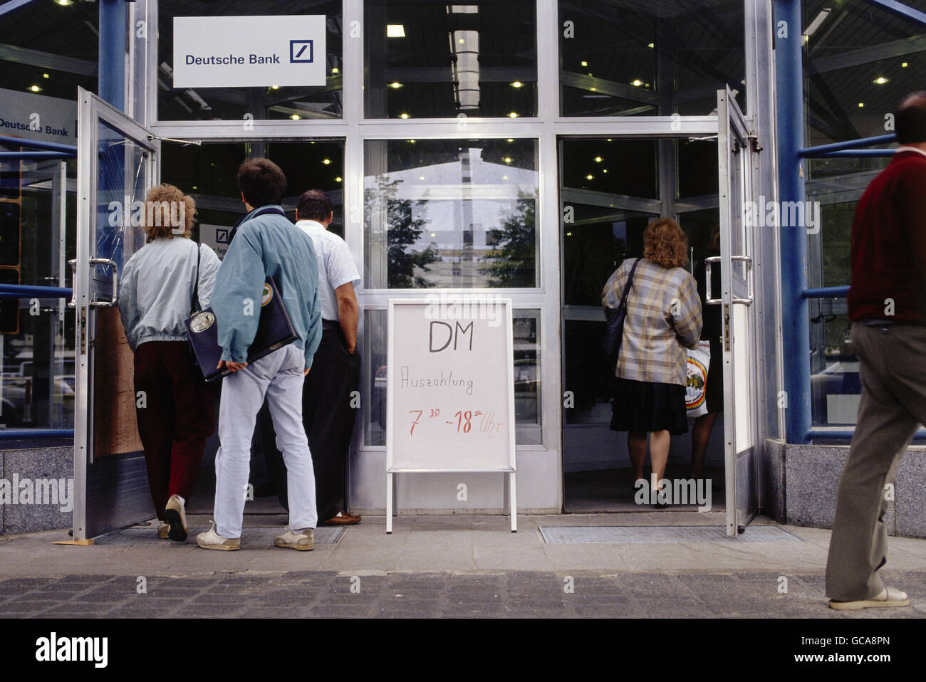 Geographie / Reisen, Deutschland, Wiedervereinigung, Ostdeutsche außerhalb einer Deutschen Bank, Ost-Berlin, DDR, 2.7.1990, Zusatzrechte-Clearences-nicht vorhanden Stockfoto