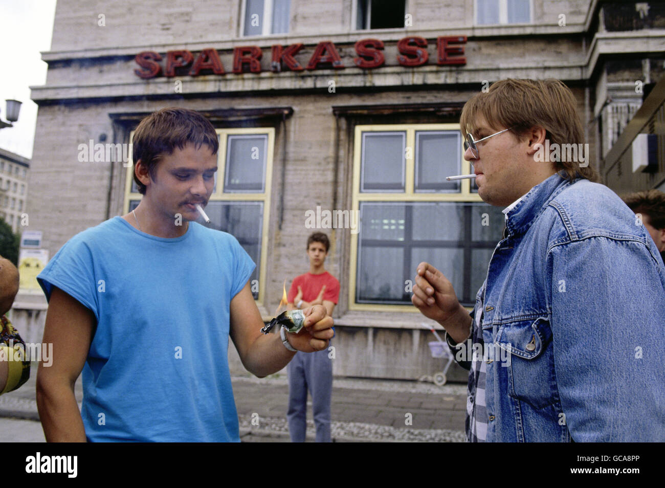 Geographie / Reisen, Deutschland, Wiedervereinigung, DDR brennende Ostmark, Ost-Berlin, DDR, 2.7.1990, Zusatzrechte-Clearences-nicht vorhanden Stockfoto