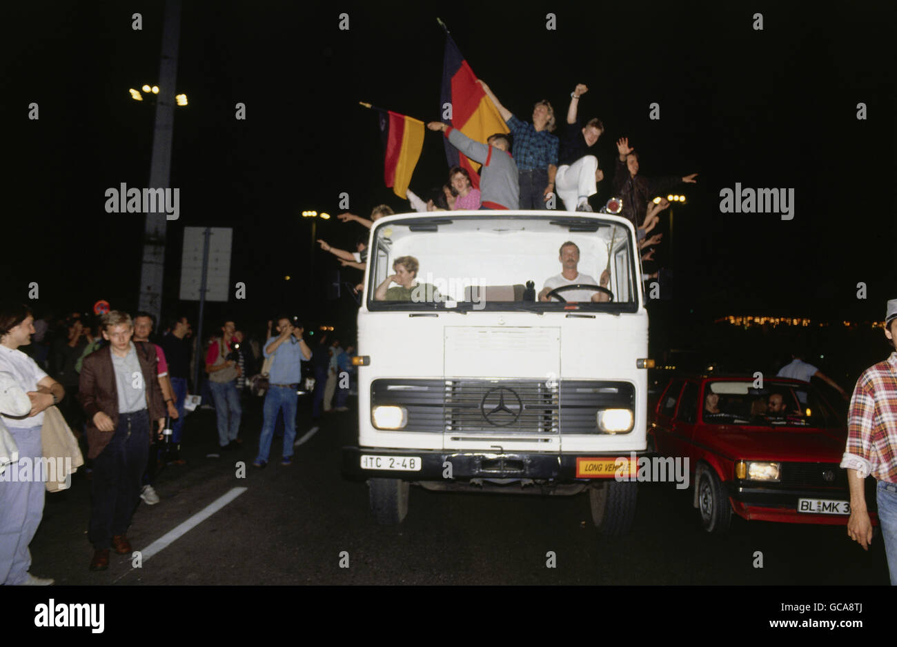 Geographie / Reisen, Deutschland, Wiedervereinigung, DDR D-Mark-Feier mit Autoparade, Ost-Berlin, DDR, 1.7.1990, Zusatzrechte-Abfertigung-nicht vorhanden Stockfoto