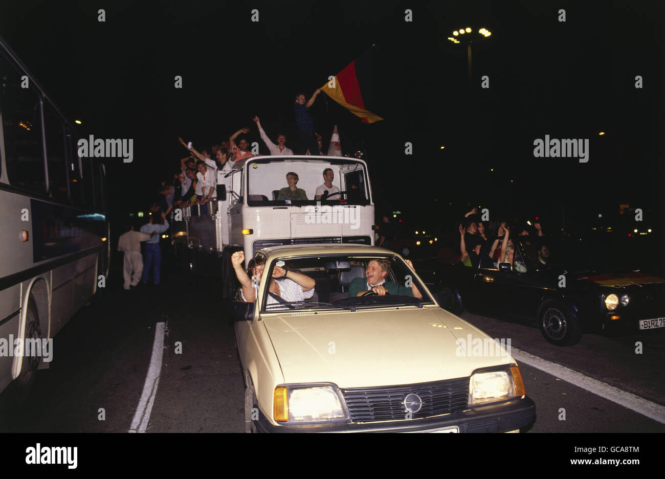 Geographie / Reisen, Deutschland, Wiedervereinigung, DDR D-Mark-Feier mit Autoparade, Ost-Berlin, DDR, 1.7.1990, Zusatzrechte-Abfertigung-nicht vorhanden Stockfoto