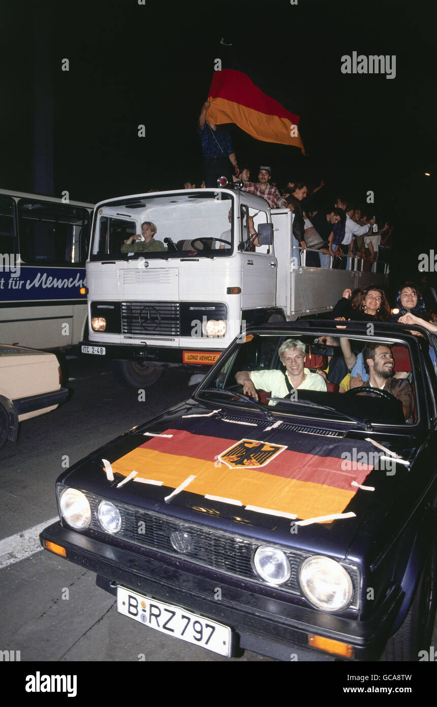 Geographie / Reisen, Deutschland, Wiedervereinigung, DDR D-Mark-Feier mit Autoparade, Ost-Berlin, DDR, 1.7.1990, Zusatzrechte-Abfertigung-nicht vorhanden Stockfoto