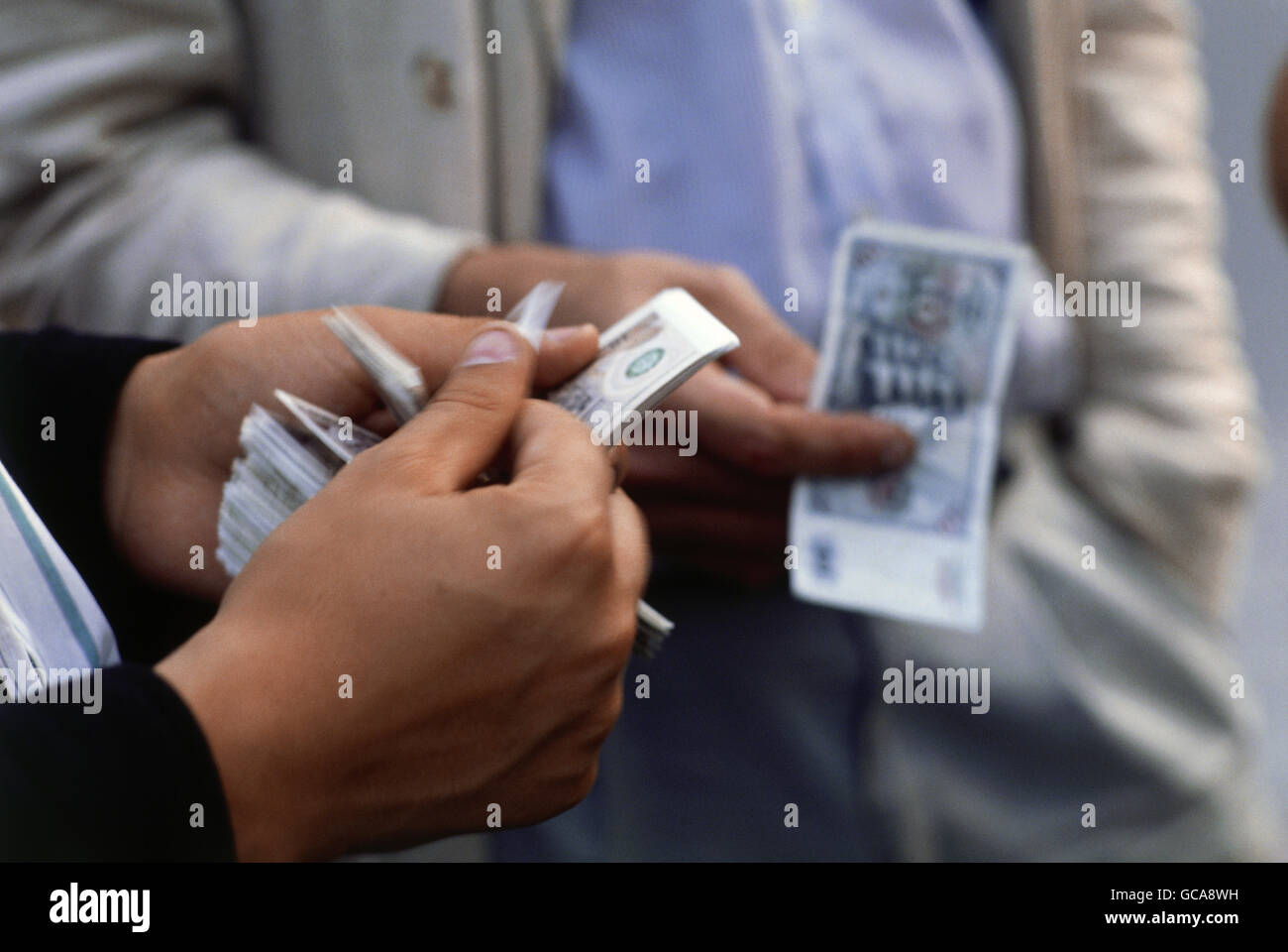 Geographie / Reisen, Deutschland, Wiedervereinigung, Mann mit D-Mark-Banknoten, Ost-Berlin, DDR, 1.7.1990, Additional-Rights-Clearences-not available Stockfoto