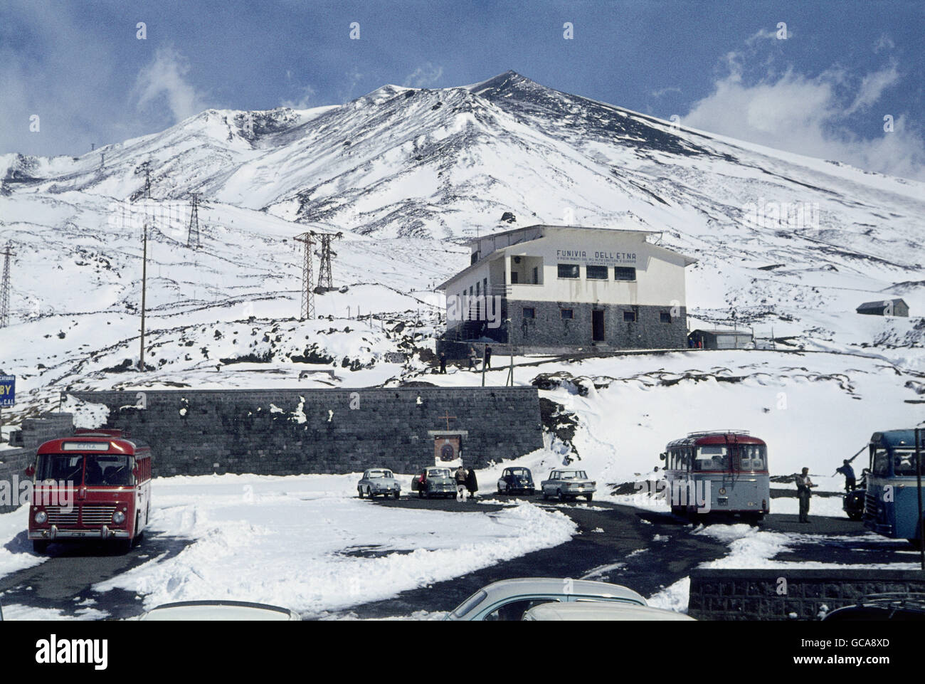Geographie / Reisen, Italien, Sizilien, Landschaften, Blick auf den Ätna-Gipfel mit Seilbahn im Vordergrund, April 1962, Additional-Rights-Clearences-not available Stockfoto