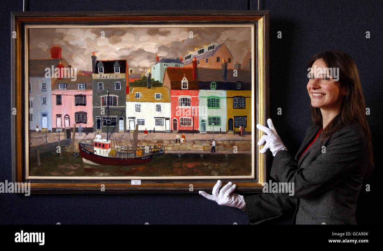 Die Malerin Elena Ratcheva hält ein Werk von Alastair Flattely vor dem Verkauf von über zweihundert seiner Gemälde bei den Auktionatoren Lyon und Turnbull in Edinburgh. Stockfoto