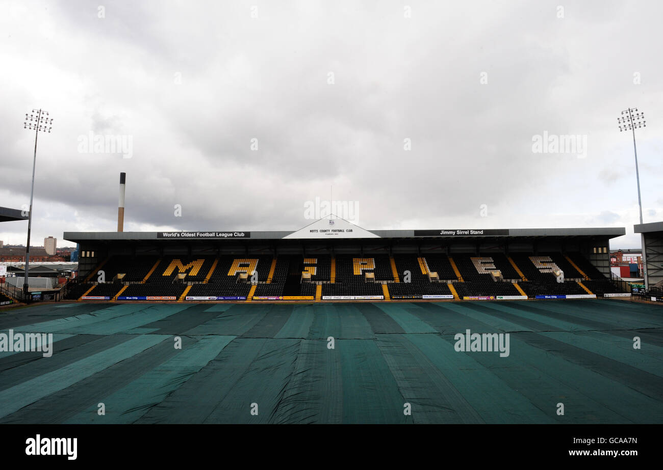 Fußball - Notts County - Meadow Lane. Allgemeine Ansicht des Innenraums der Meadow Lane mit Laken auf dem Platz, um ein gefrorenes Spielfeld zu verhindern Stockfoto