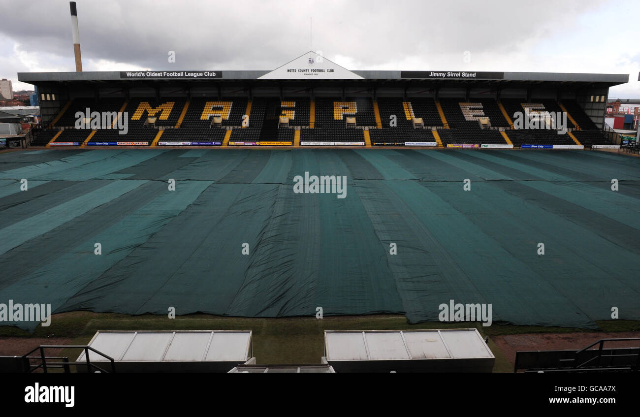 Allgemeine Ansicht des Innenraums der Meadow Lane mit Laken auf Die Tonhöhe, um eine gefrorene Tonhöhe zu verhindern Stockfoto