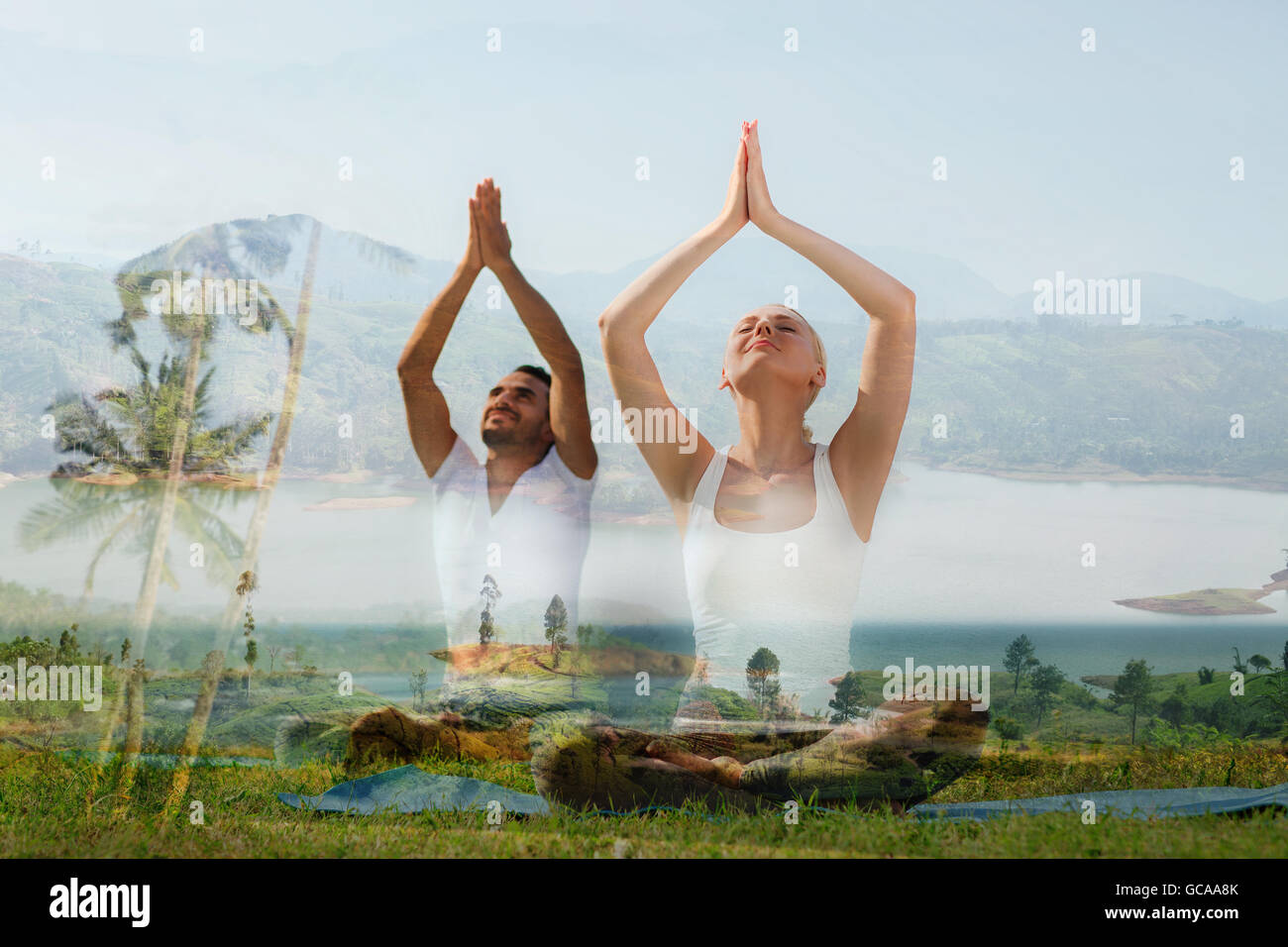 Lächelndes Paar machen Yoga Übungen im Freien Stockfoto