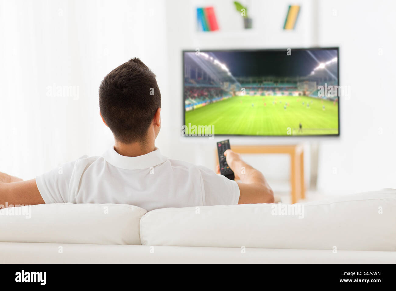 Mann, Fußball gucken oder Fußballspiel im Fernsehen zu Hause Stockfotografie