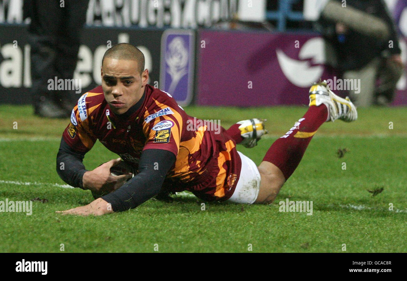 Huddersfield Giants Leroy Cudjoe geht über die Linie für einen Versuch während der Engage Super League Spiel im Galpharm Stadium, Huddersfield. Stockfoto