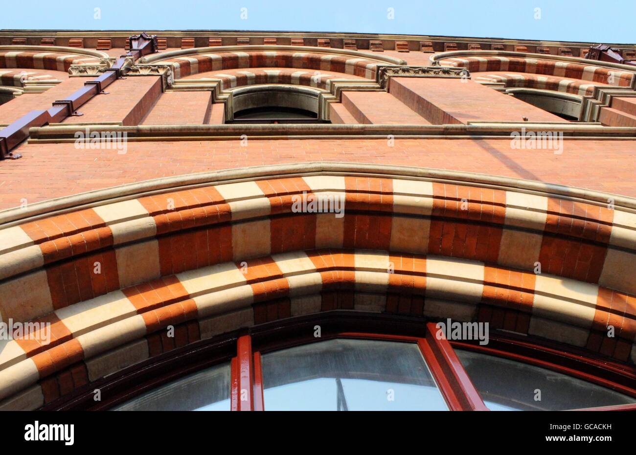 Blickte zu Bogen Fensterdetail. Stockfoto