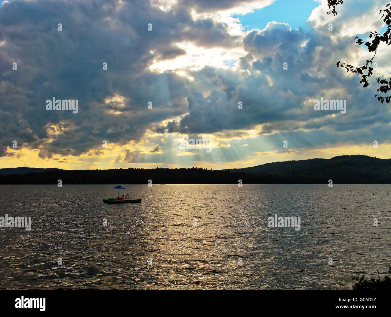 Die Strahlen der Sonne durch die Wolken an einem See im nördlichen Maine kommen. Stockfoto