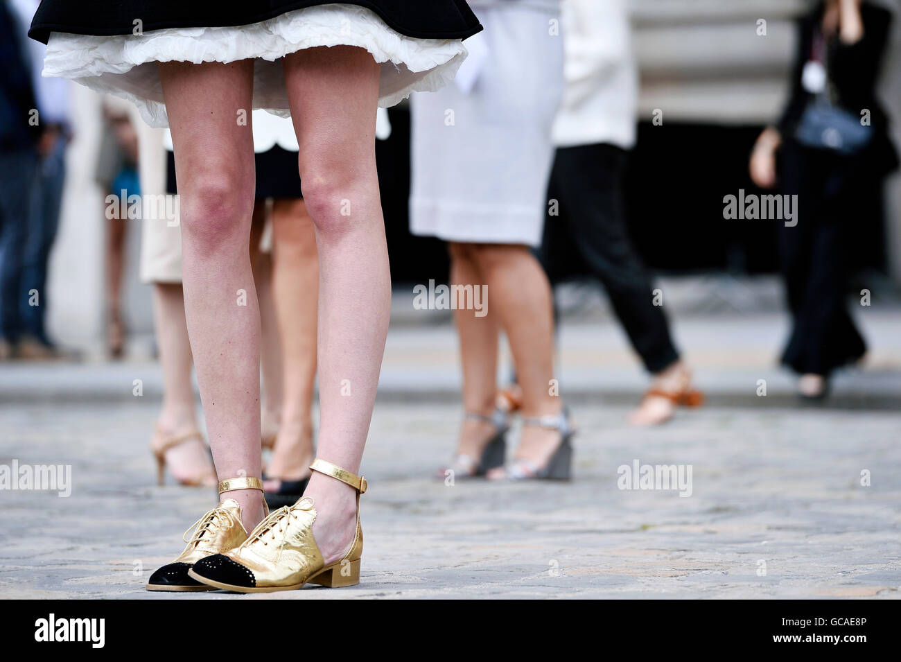 Streetstyle außerhalb Chanel Show - Paris Fashion Woche Haute Couture Herbst/Winter 2016-2017 Stockfoto