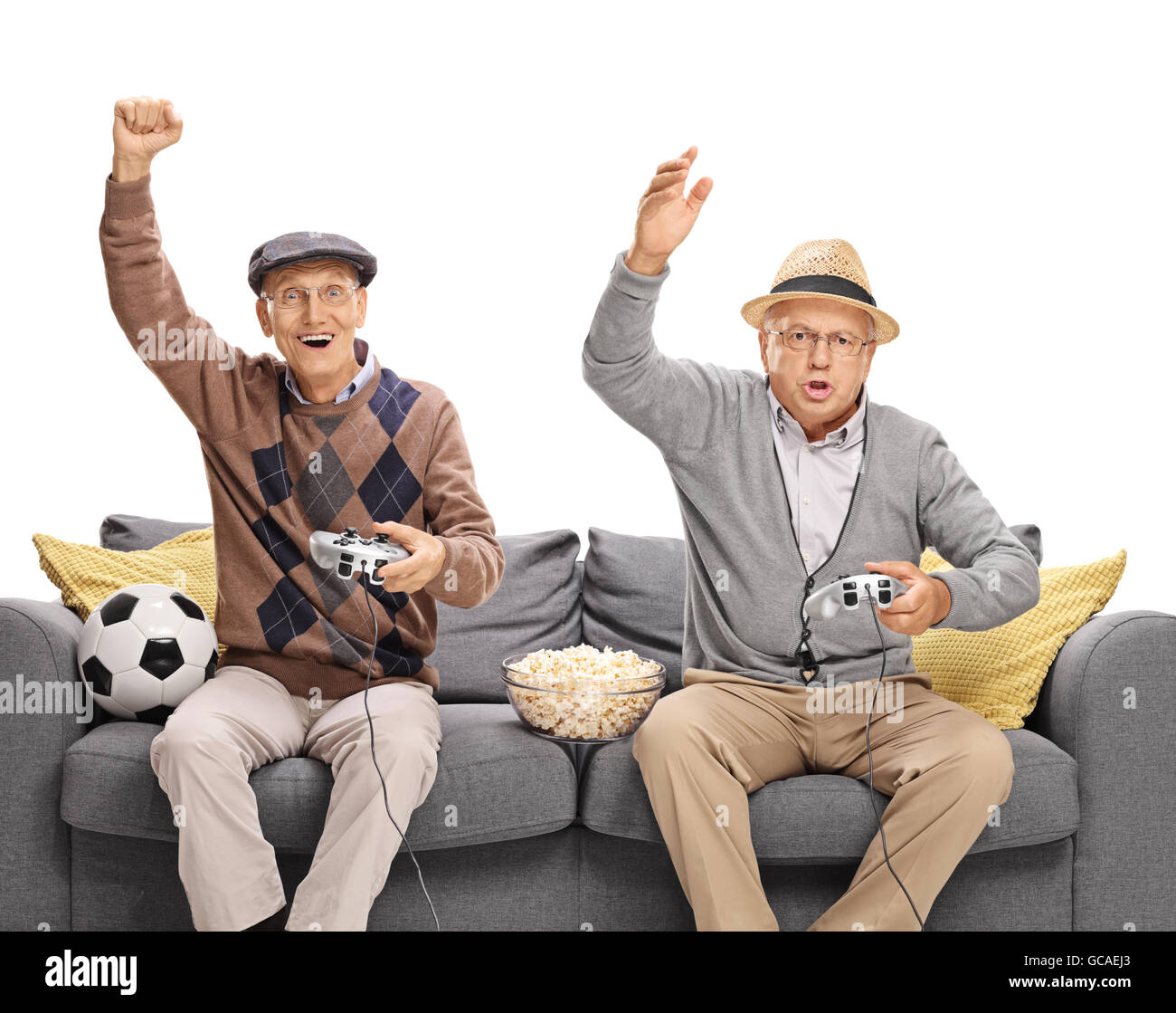 Ältere Mann prügelt seinen Freund bei Fußball-Videospiel isoliert auf weißem Hintergrund Stockfoto